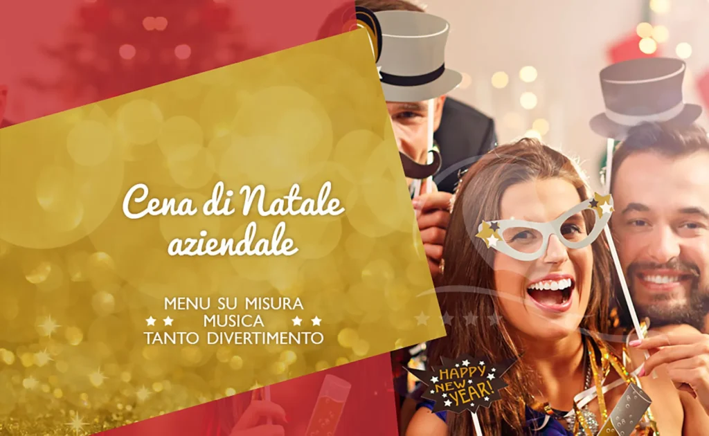Grafica promozionale per cena di Natale aziendale con sfondo rosso e dorato. Al centro, testo bianco che recita “Cena di Natale aziendale” seguito da “Menu su misura, musica, tanto divertimento” con icone a forma di stella. Sullo sfondo, persone che festeggiano con cappelli e decorazioni, coriandoli e scritta “Happy New Year” su un accessorio